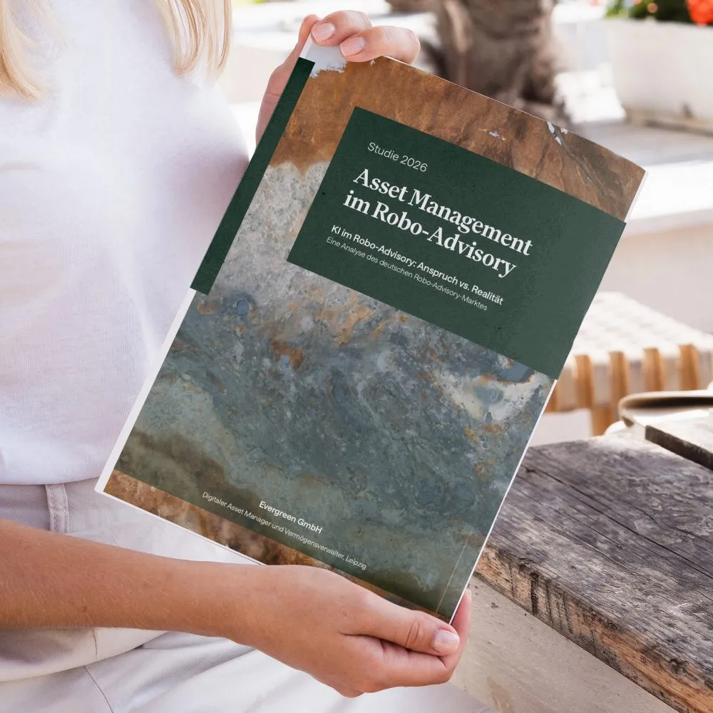 Frau hält ein gedrucktes Exemplar der Evergreen Robo-Advisory-Studie 2026
